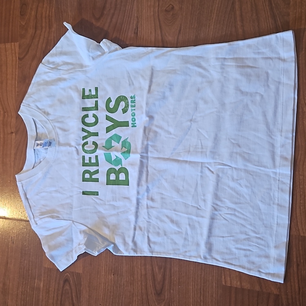 NWOT Hooters small white t-shirt